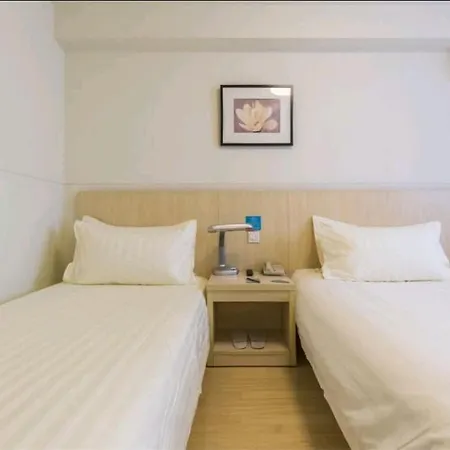 Meg Klaus Hotel